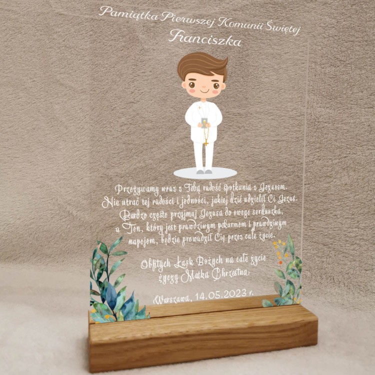 pamiątka pierwszej komunii świetej dla chłopca chłopiec w albie.jpg