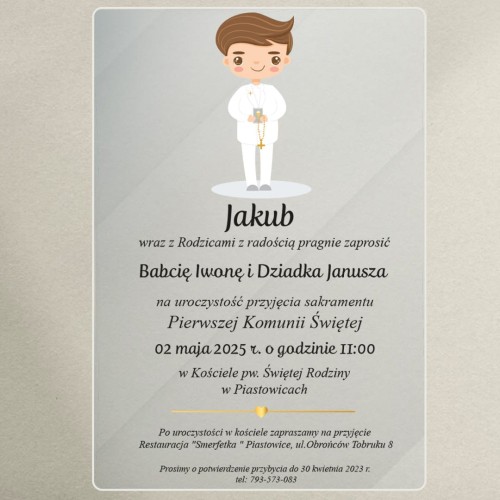 zaproszenia na komunię - chłopiec w albie czarne.jpg